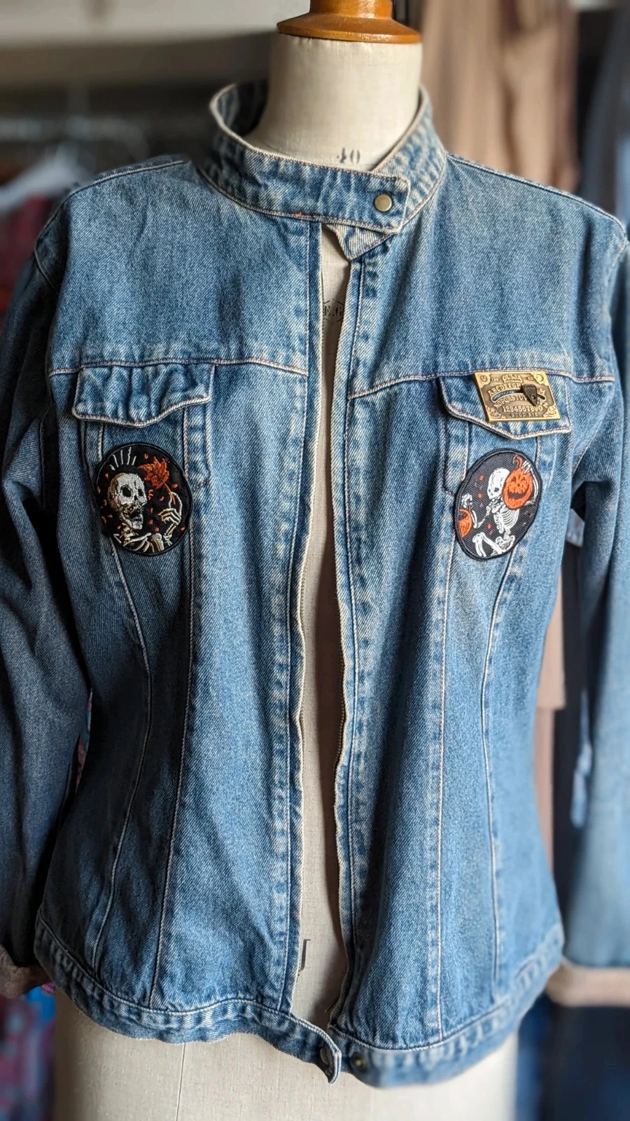 Veste en jean brodée "Halloween, Fais moi peur"